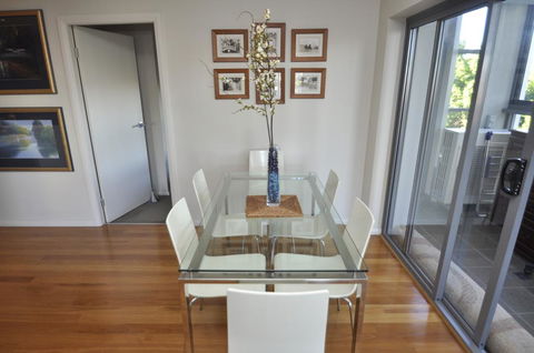 NORTH SYDNEY FULLY SELF CONTAINED MODERN 2 BED APARTMENT (16WAL) - Tourism Noosa 1