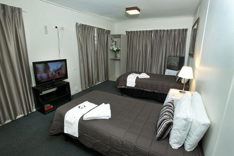 O'Sheas Windsor Hotel - Tourism Noosa 0