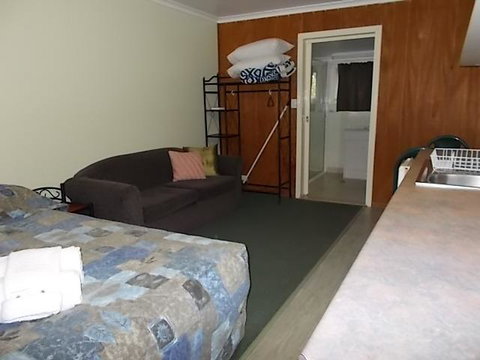 Oakridge Motel Tourist Park - Tourism Noosa 0