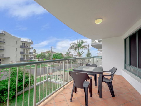 Ocean Crest Unit 4, 22 Warne Tce - Tourism Noosa 0