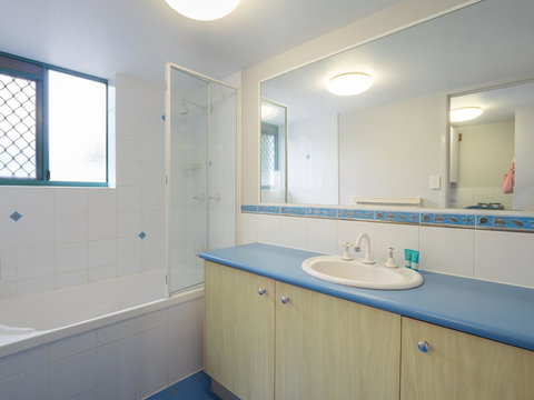 Ocean Crest Unit 4, 22 Warne Tce - Tourism Noosa 3