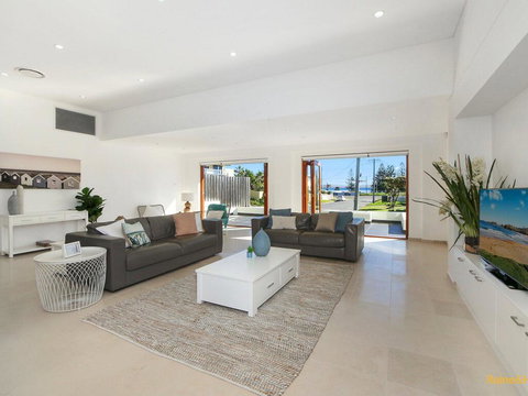 Ocean Oasis - 13 Curtis Parade - Tourism Noosa 3