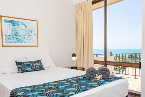 OCEAN VIEWS 10 - Tourism Noosa 0