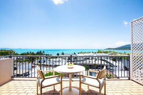 OCEAN VIEWS 10 - Tourism Noosa 1