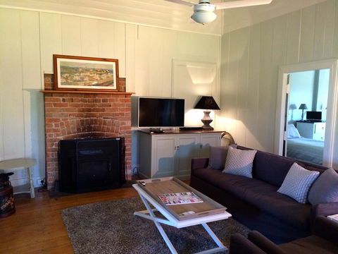 Old Schoolmaster's Cottage On The Barrington River - Tourism Noosa 2