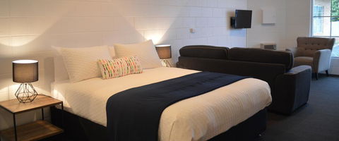 Penguin Seaside Motel - Tourism Noosa 0