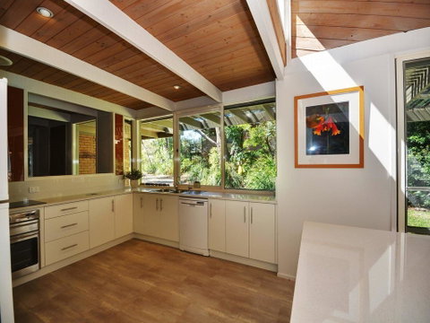 Pet Friendly - Large 4 Bedroom Home - Tourism Noosa 1