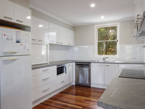 Pet Friendly 4 Bedroom Holiday Home - River Views - Tourism Noosa 2