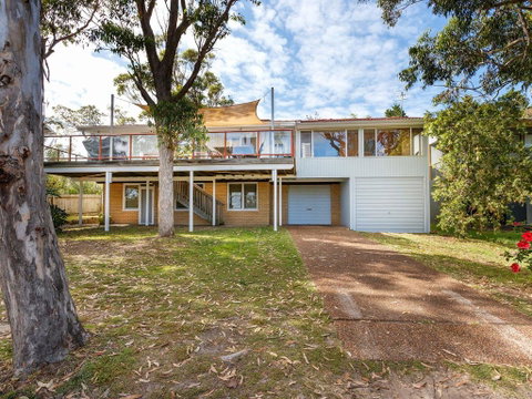 Pet Friendly 4 Bedroom Holiday Home - River Views - Tourism Noosa 0