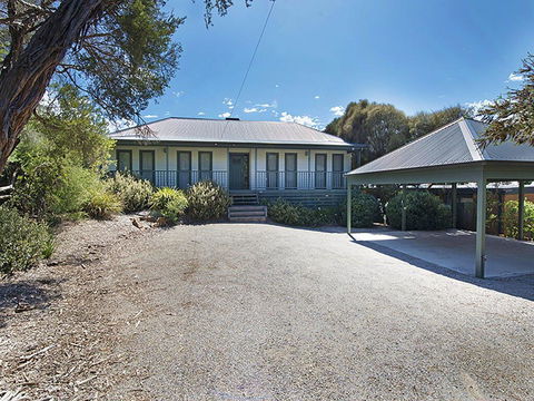 Poolside Sorrento - Tourism Noosa 0