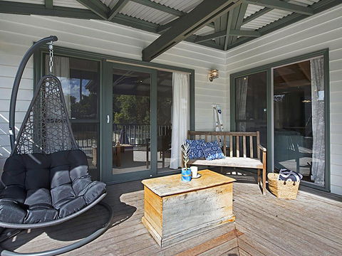 Poolside Sorrento - Tourism Noosa 1