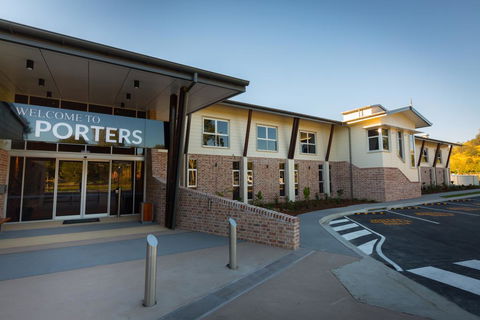 Porter's Plainland Hotel - Tourism Noosa 0