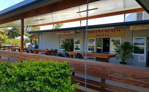 Queens Beach Hotel - Tourism Noosa 0