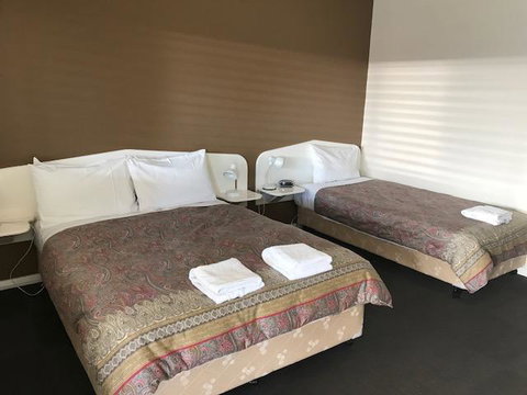 RAILWAY HOTEL MOTEL - Tourism Noosa 2