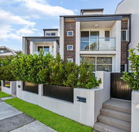 Relax in a Spacious  Modern Townhouse in Asquith - Tourism Noosa