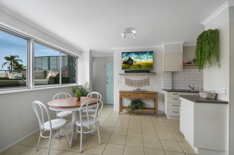 Renovated Moololaba Unit 100m To Beach - Tourism Noosa 3