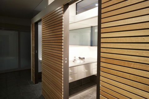 Ridgeline Pottery - Tourism Noosa 0