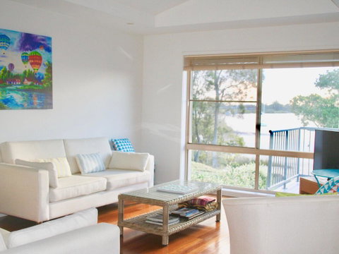 Riverside Views Hawks Nest - Tourism Noosa 0