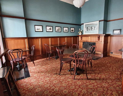 Royal Hotel - Tourism Noosa 1