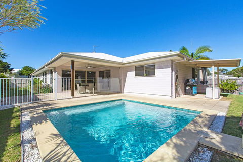 Sandy Feet On Casuarina - Tourism Noosa 0