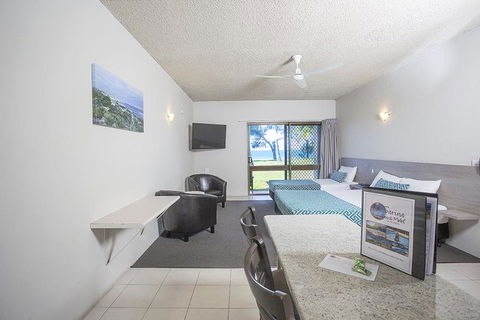 Sarina Beach Motel - Tourism Noosa 3