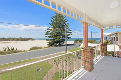 SEASCAPE - An Enticing Lakeside Escape - Tourism Noosa 0
