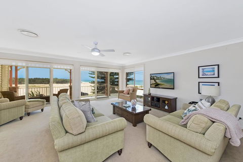 SEASCAPE - An Enticing Lakeside Escape - Tourism Noosa 1