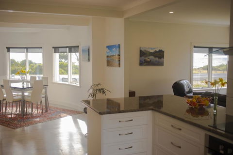 Seaside Retreat - Tourism Noosa 2