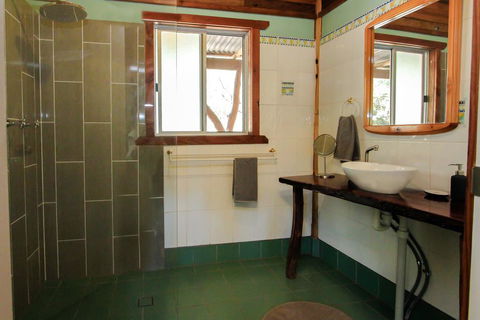 Shady Creek Eco Cabin, Peaceful Country Getaway - Tourism Noosa 3