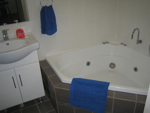 Showgrounds Cottage Naracoorte - Tourism Noosa 3