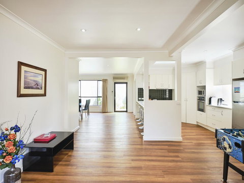 Skymirror Villa - Tourism Noosa 0