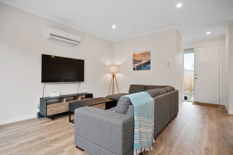 Sleek, Modern Capel Sound! - Tourism Noosa 3