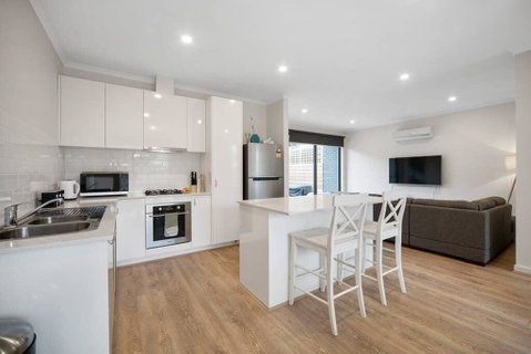 Sleek, Modern Capel Sound! - Tourism Noosa 0