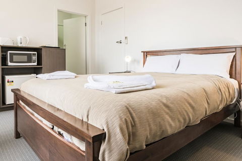 Somerset Hotel - Tourism Noosa 0