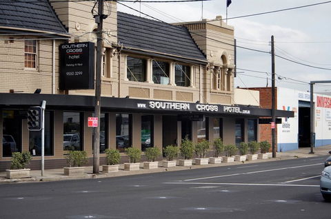 Southern Cross Hotel - Tourism Noosa 2