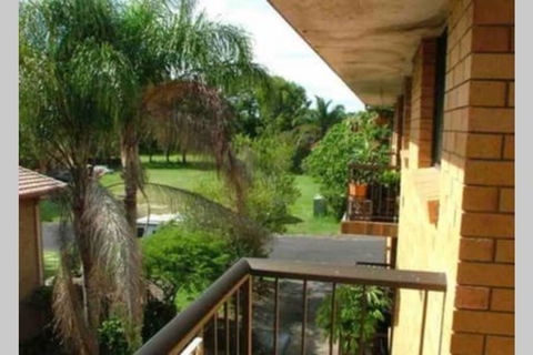 Spacious 2 Bedroom Beach Side Apartment - Close To Shopping Centre With Coles, Health Food Shop, Sushi, Pizza, Cafes, Hairdresse - Tourism Noosa 3