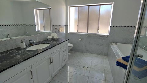 Spacious 2 Bedroom Unit, Private Bath, Kitchen, RV Parking On 5 Acres, 10 Min To Fraser Island Barge - Tourism Noosa 2