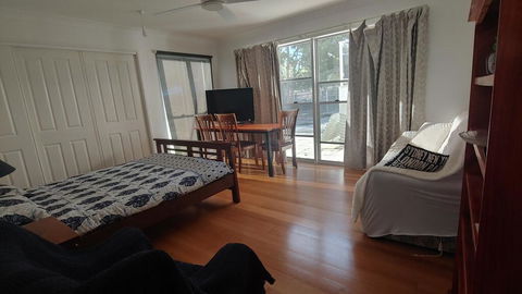 Spacious 2 Bedroom Unit, Private Bath, Kitchen, RV Parking On 5 Acres, 10 Min To Fraser Island Barge - Tourism Noosa 3