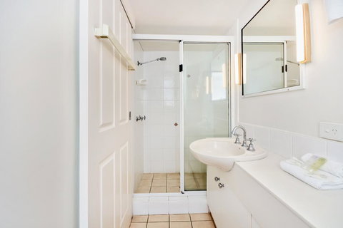 SPIN13- ESCAPE TO MOOLOOLABA - Tourism Noosa 3