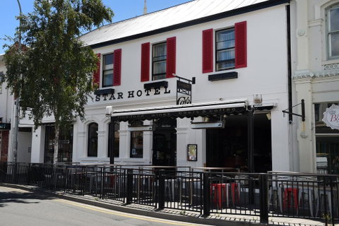 Star Bar Cafe & Hotel - Tourism Noosa 0
