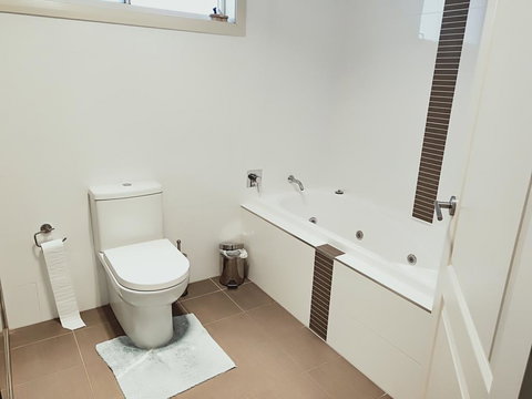 Stylish Private Bathroom-Luxurious Modern Big Home - Tourism Noosa 2
