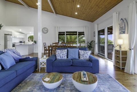 Stylish Renovated Home - Ocean Views - Fireplace - Tourism Noosa 3