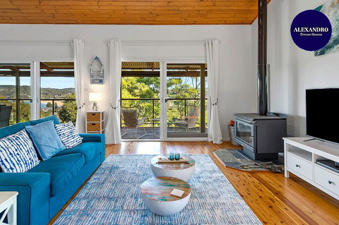 Stylish Renovated Home - Ocean Views - Fireplace - Tourism Noosa 0