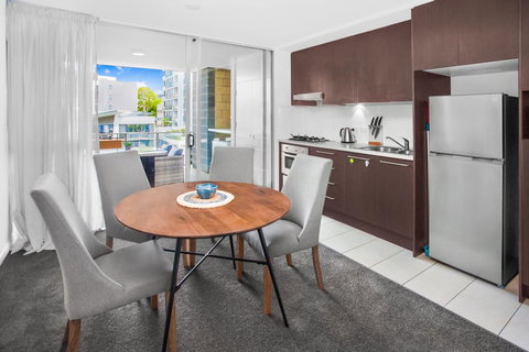 Stylish Split Level Apartment 13 Minutes From City - Tourism Noosa 1
