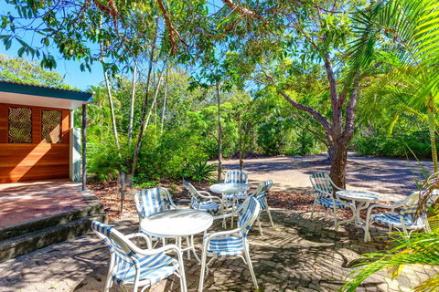 Surfside Beach House 17 - Rainbow Shores, Swimming Pool, 2 Minute Walk To Beach, Air Conditioning, Relax Here - Tourism Noosa 2