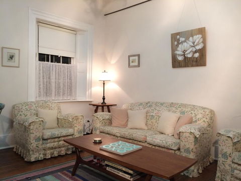 Surgeon's Cottage - Tourism Noosa 1