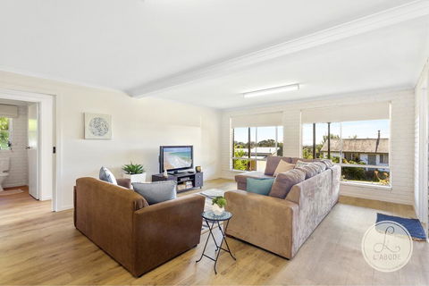 TASSIE SEASIDE SERENITY - L'Abode Accommodation - Tourism Noosa 1