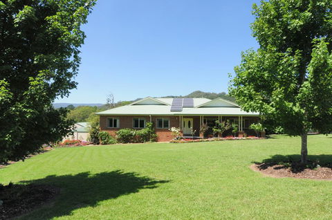 Tatiara - Spacious Family Friendly Home! - Tourism Noosa 1
