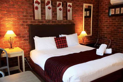 The Admiral Motor Inn - Tourism Noosa 1