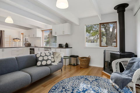 THE ASHMAN HOUSE - Modern And Close To Town - Tourism Noosa 1
